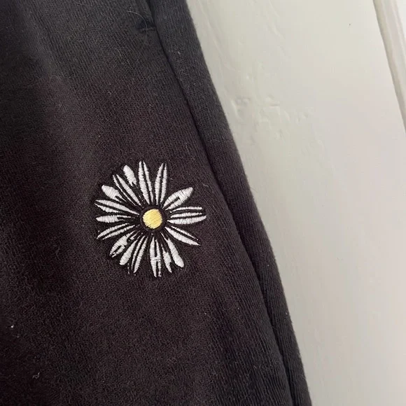 Dark grey engraved daisy, ultra high rise Hollister sweatpants - Picture 2 of 3